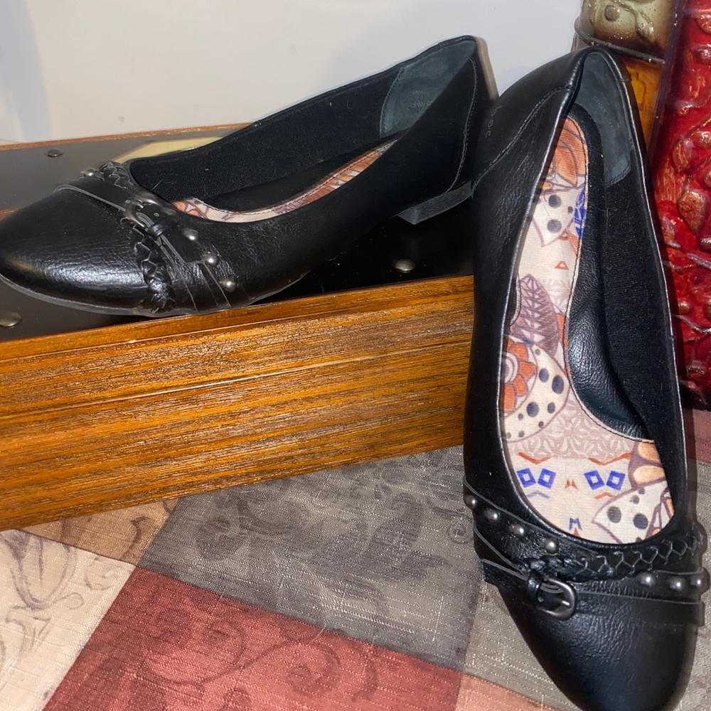 b.o.c. Black leather slip Ins sz 10